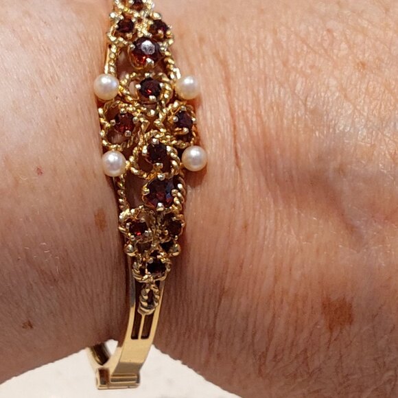 vintage garnet and pearl 14K oval hinged bangle bracelet - Picture 6 of 7